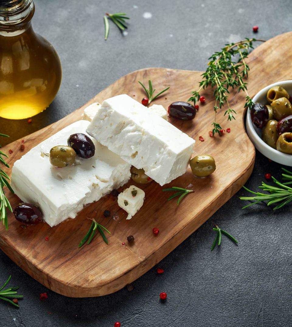 Feta, olívabogyók és olívaolaj egy fatálon